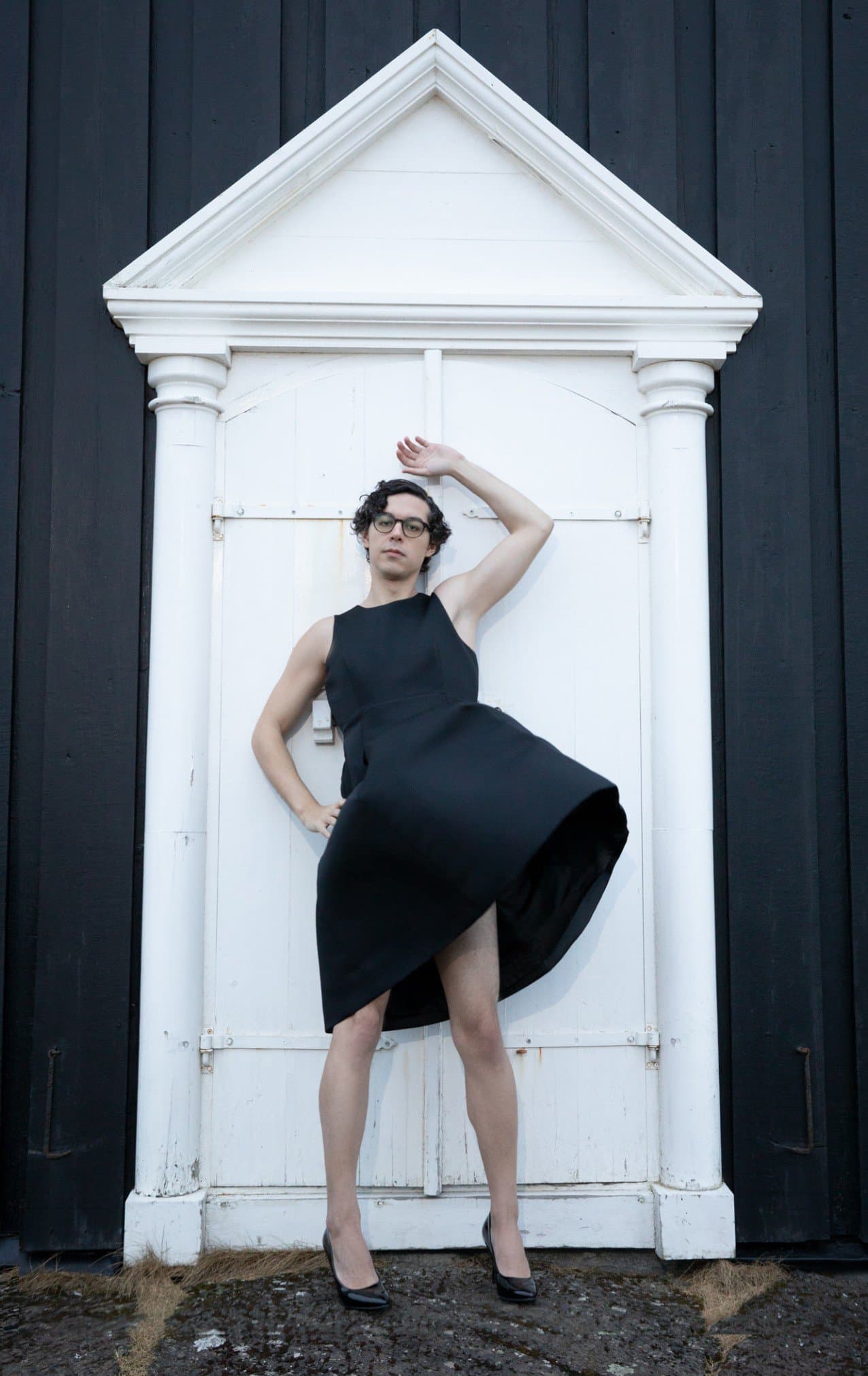 Standing left, Búðir