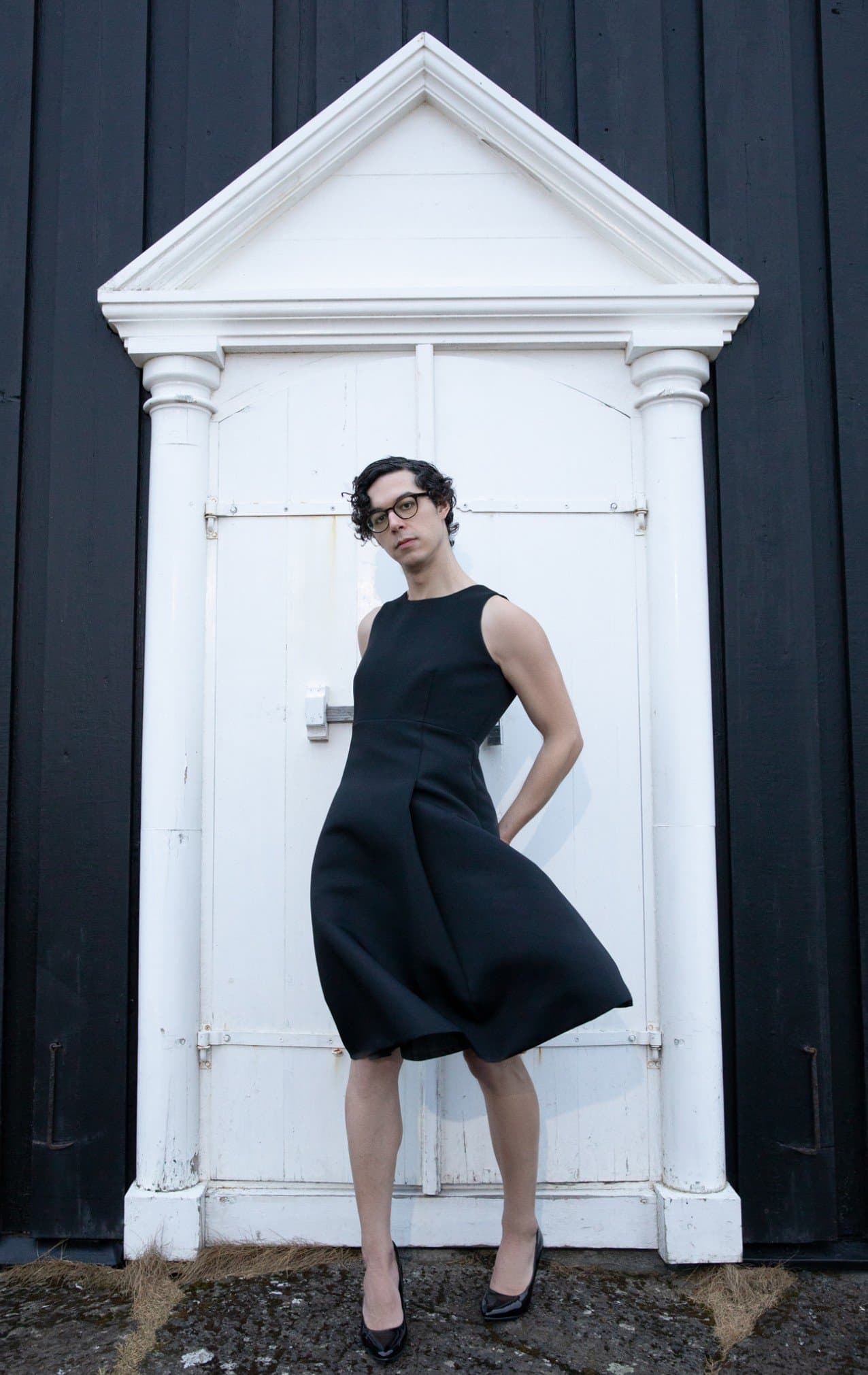 Standing right, Búðir